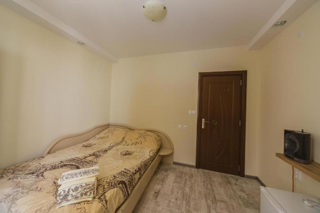 Victoria Hotel Rooms & Victoria Apartment Veliko Tŭrnovo Exterior photo